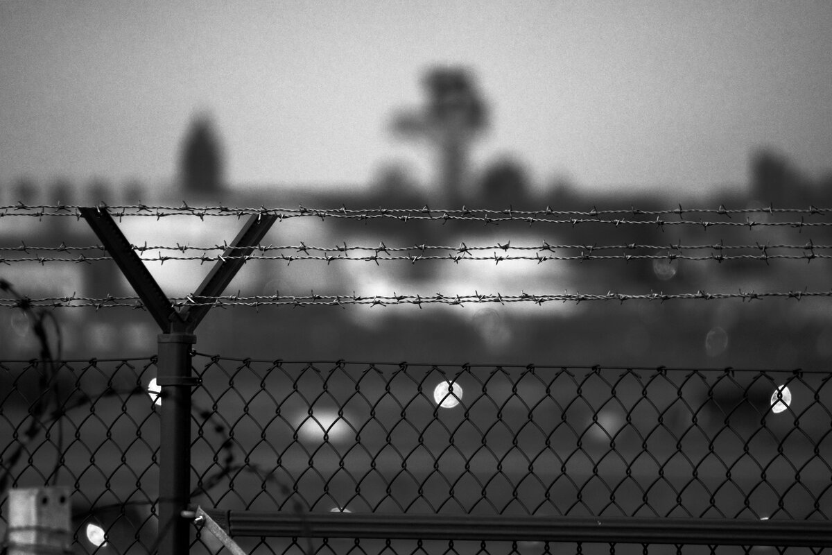 Raja-aita talvisessa metsämaisemassa